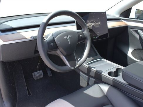 Used 2025 Tesla Model Y Long Range AWD/4WD image 3