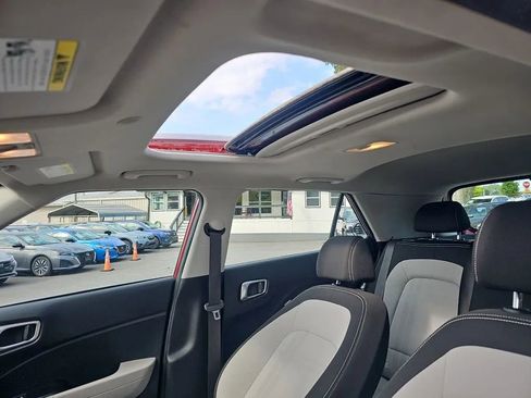 Used 2024 Hyundai Venue SEL image 8