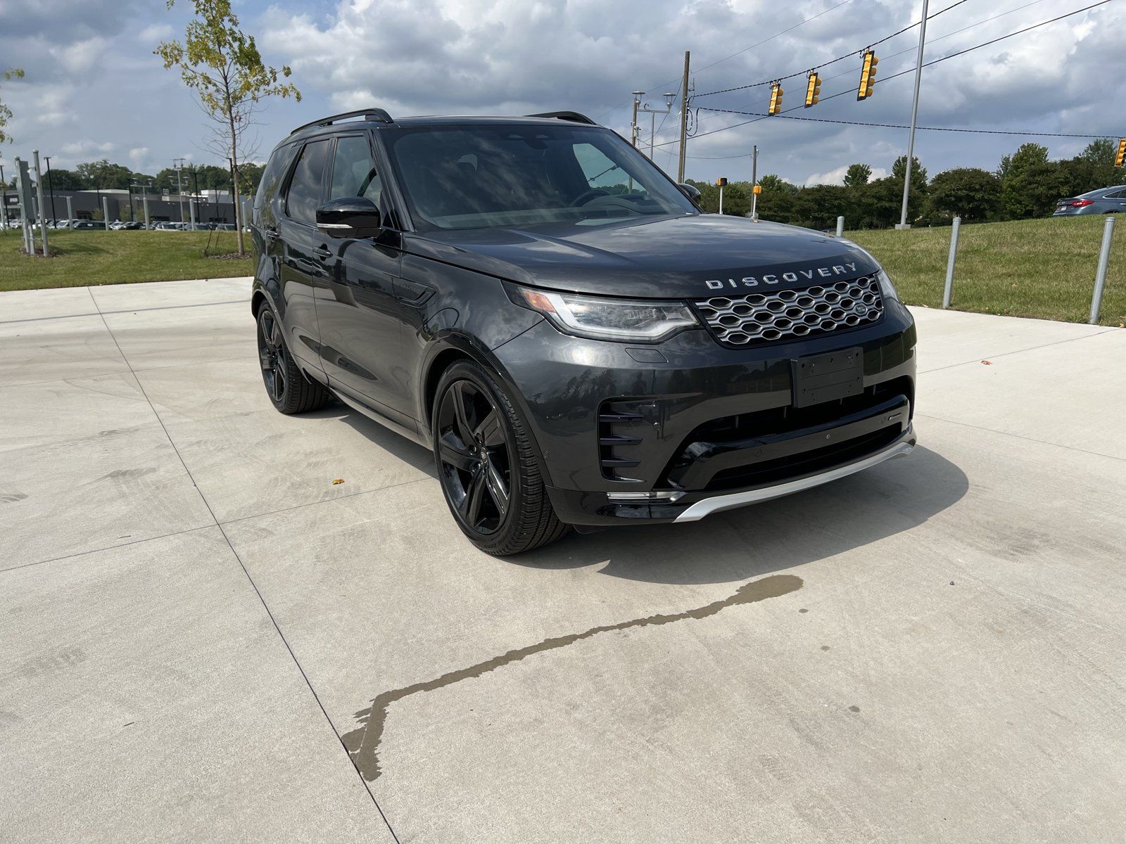 Used 2023 Land Rover Discovery Metropolitan Edition AWD/4WD image 1