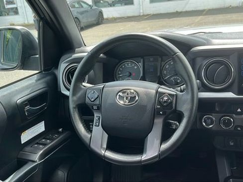 Certified 2017 Toyota Tacoma TRD Off-Road AWD/4WD image 22
