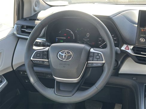 Used 2025 Toyota Sienna XLE w/ XLE Plus Package image 44