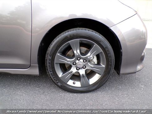 Used 2015 Toyota Sienna SE image 59