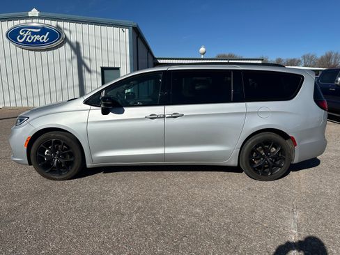 Used 2024 Chrysler Pacifica Touring-L w/ S Appearance Package image 3