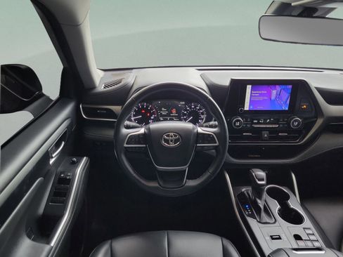 Certified 2023 Toyota Highlander XLE image 21