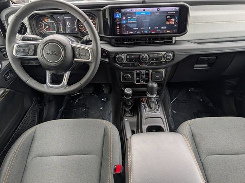 Used 2025 Jeep Wrangler Unlimited Sahara AWD/4WD image 18