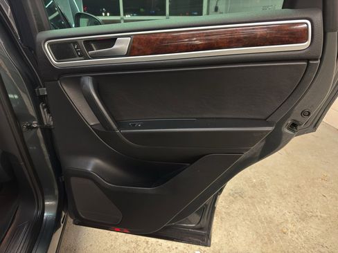 Used 2014 Volkswagen Touareg TDI image 23