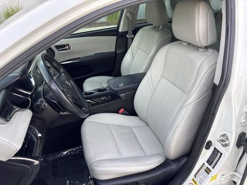 Used 2014 Toyota Avalon XLE Touring FWD image 19
