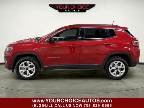 Used 2024 Jeep Compass Latitude AWD/4WD image 2