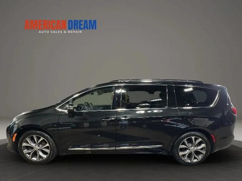 Used 2017 Chrysler Pacifica Limited w/ Tire & Wheel Group FWD image 2