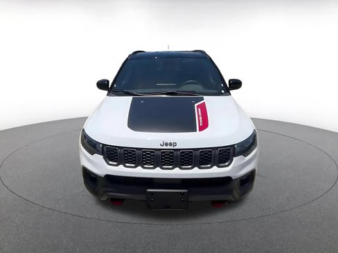 Used 2025 Jeep Compass Trailhawk AWD/4WD image 3