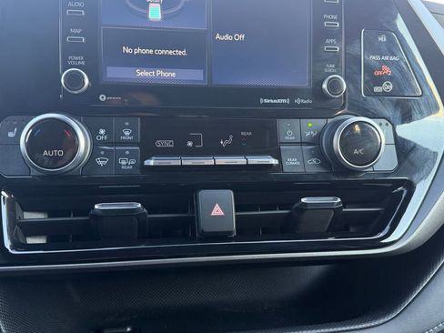 Used 2021 Toyota Highlander XLE image 23