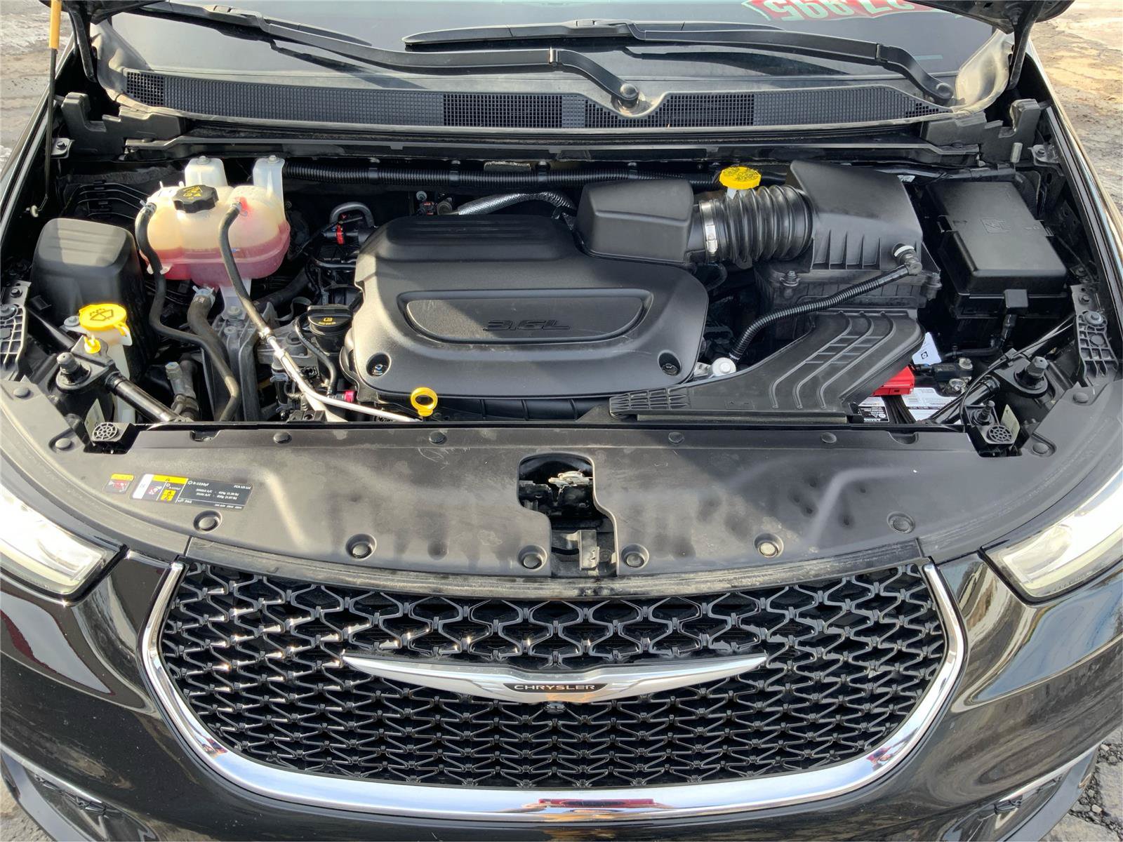 Used 2024 Chrysler Pacifica Touring-L FWD image 23