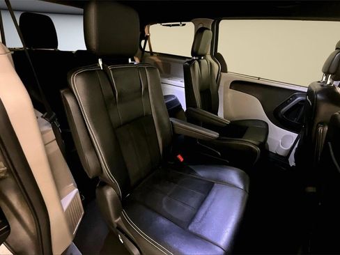 Used 2016 Dodge Grand Caravan SXT image 25