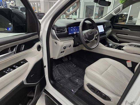 Used 2024 Jeep Wagoneer Series II w/ Flexible Seating Group image 16