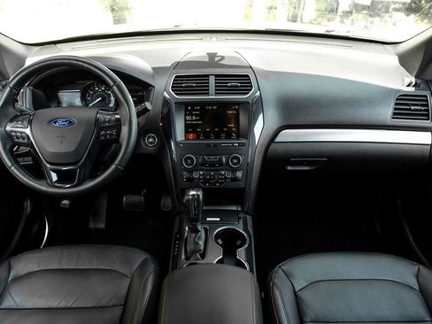 Used 2018 Ford Explorer XLT w/ Equipment Group 202A FWD image 5