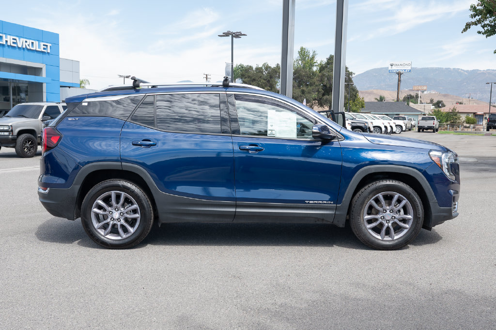 Used 2023 GMC Terrain SLT AWD/4WD image 3