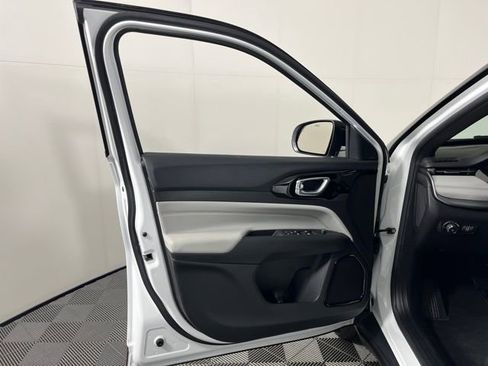 Used 2025 Jeep Compass Limited image 15