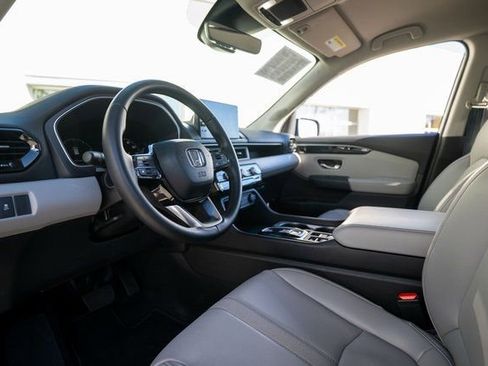 Used 2025 Honda Pilot EX-L image 4