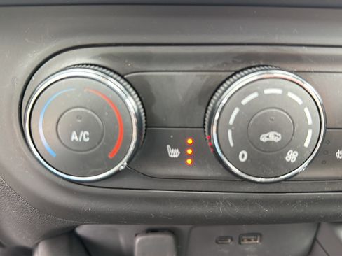 Used 2024 Chevrolet Trax LS w/ LS Convenience Package FWD image 12