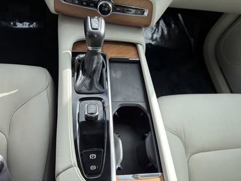 Used 2022 Volvo XC90 T6 Momentum w/ Advanced Package image 17