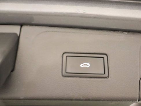 Used 2023 Volkswagen Atlas SE w/ Panoramic Sunroof Package FWD image 19