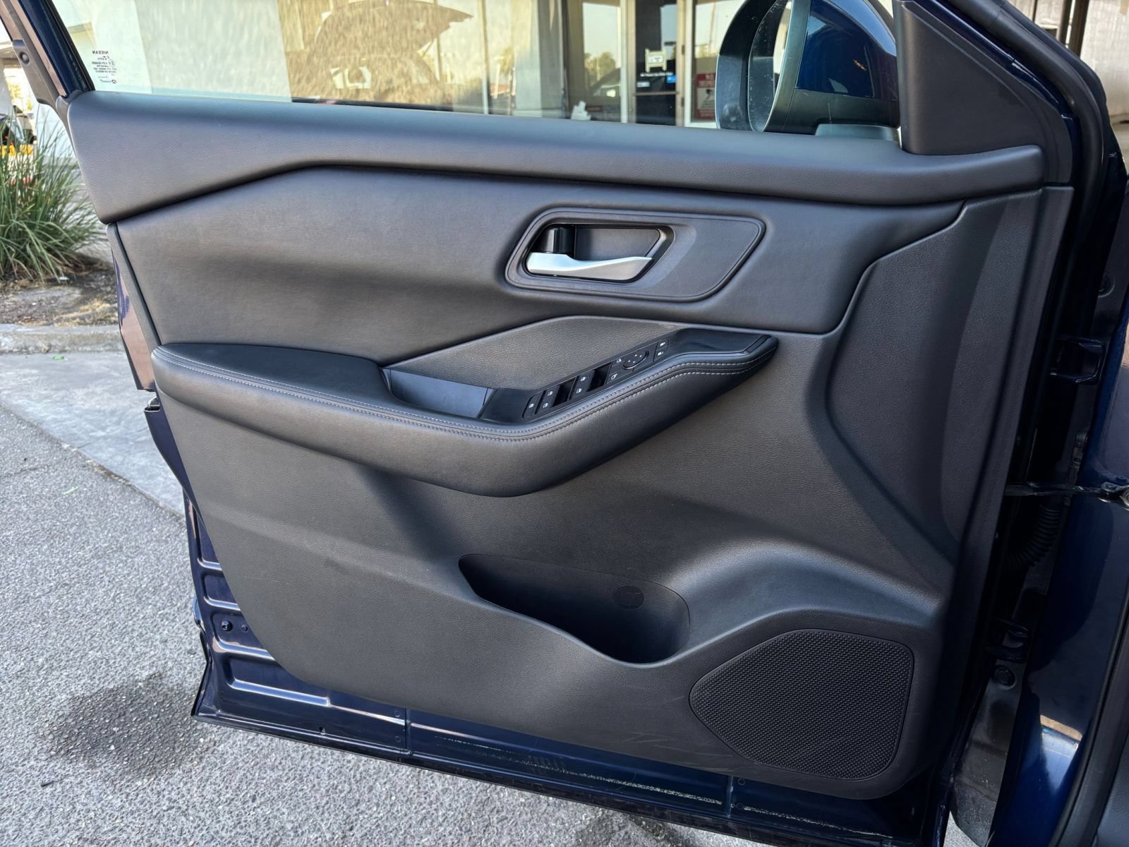 Used 2025 Nissan Rogue SV AWD/4WD image 18