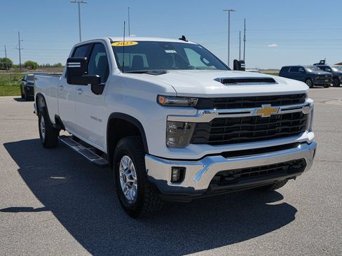 Used 2025 Chevrolet Silverado 2500 LT w/ Convenience Package AWD/4WD image 3
