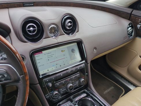 Used 2019 Jaguar XJ R-Sport AWD/4WD image 29