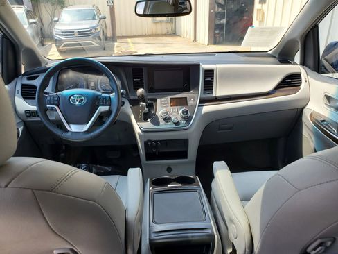 Used 2017 Toyota Sienna XLE w/ XLE Navigation Package FWD image 32