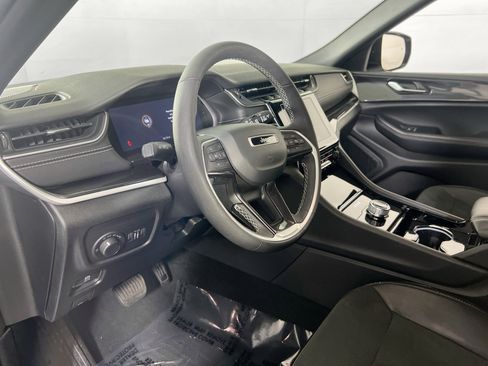Used 2023 Jeep Grand Cherokee Altitude image 9