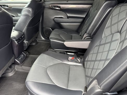 Used 2022 Toyota Highlander Platinum image 16