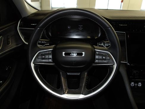 Used 2023 Jeep Grand Cherokee L Limited w/ Luxury Tech Group II AWD/4WD image 13