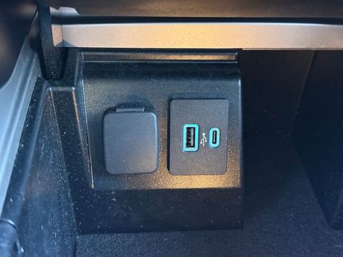 Used 2022 Ford Explorer XLT w/ Equipment Group 202A image 13