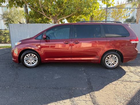 Used 2013 Toyota Sienna XLE image 17