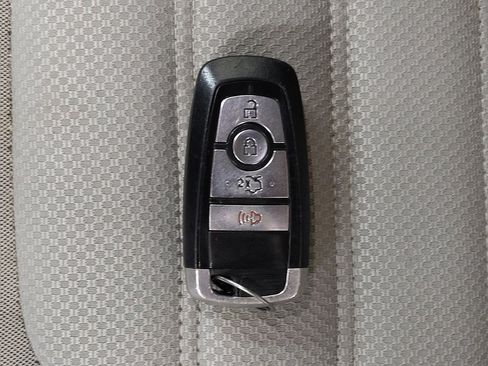 Used 2017 Ford Fusion SE w/ Fusion SE Technology Package FWD image 32