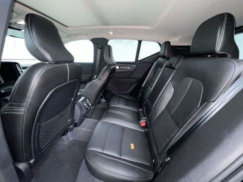 Used 2025 Volvo XC40 B5 Plus image 5