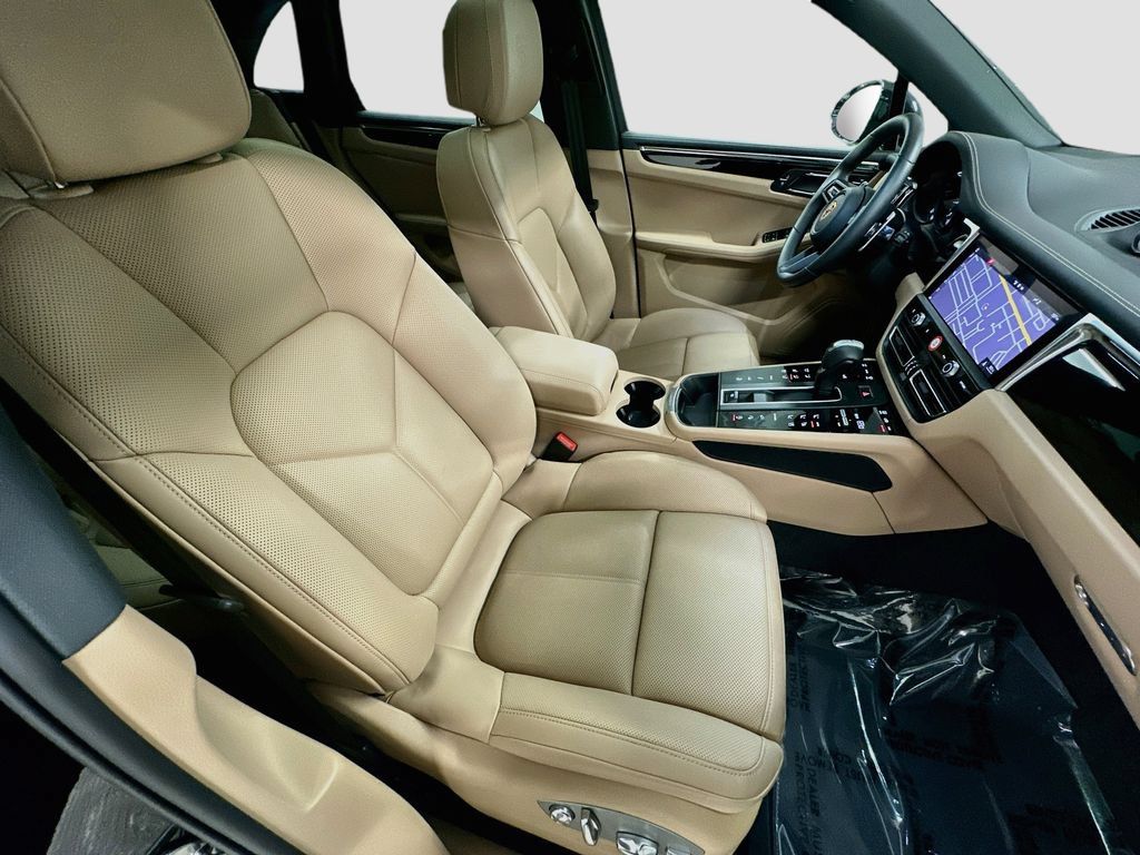 Certified 2025 Porsche Macan AWD/4WD image 29