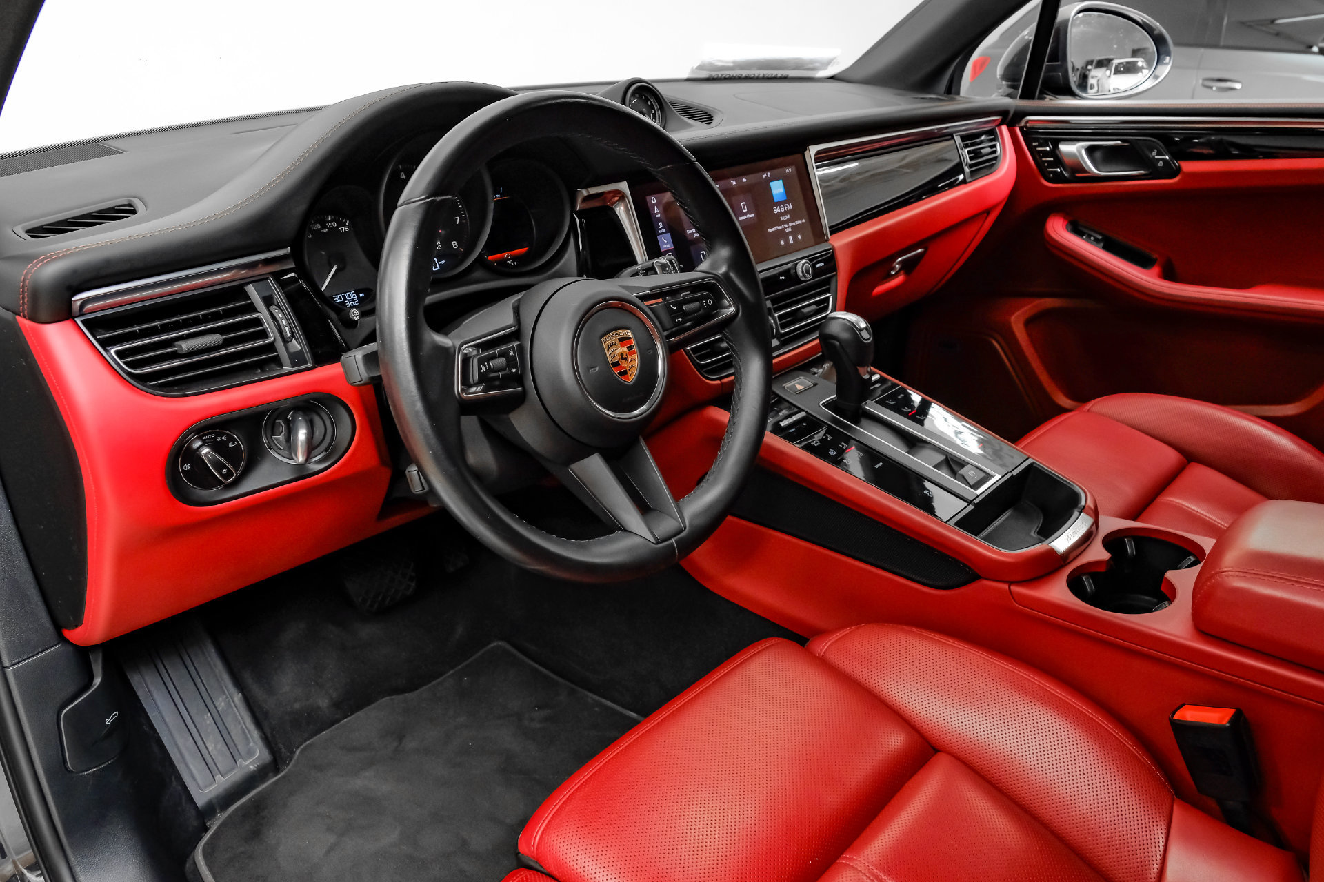 Used 2024 Porsche Macan AWD/4WD image 3