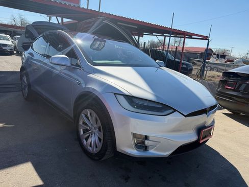 Used 2016 Tesla Model X image 4