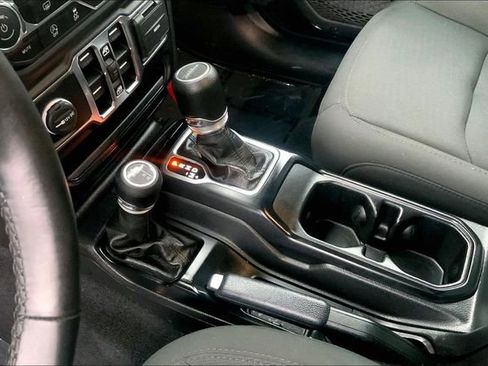 Used 2022 Jeep Gladiator Sport image 12