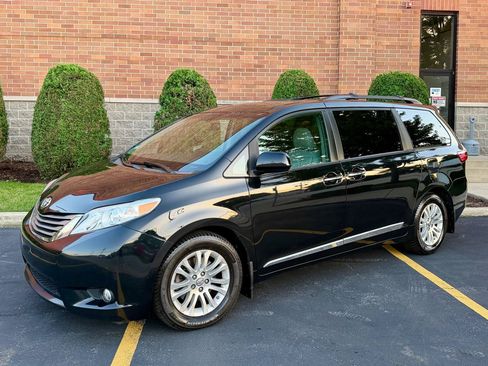Used 2017 Toyota Sienna XLE w/ XLE Navigation Package FWD image 1