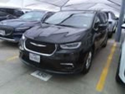 Used 2023 Chrysler Pacifica Touring-L FWD image 2