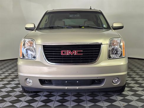 Used 2008 GMC Yukon SLE w/ Exterior Appearance Package image 2