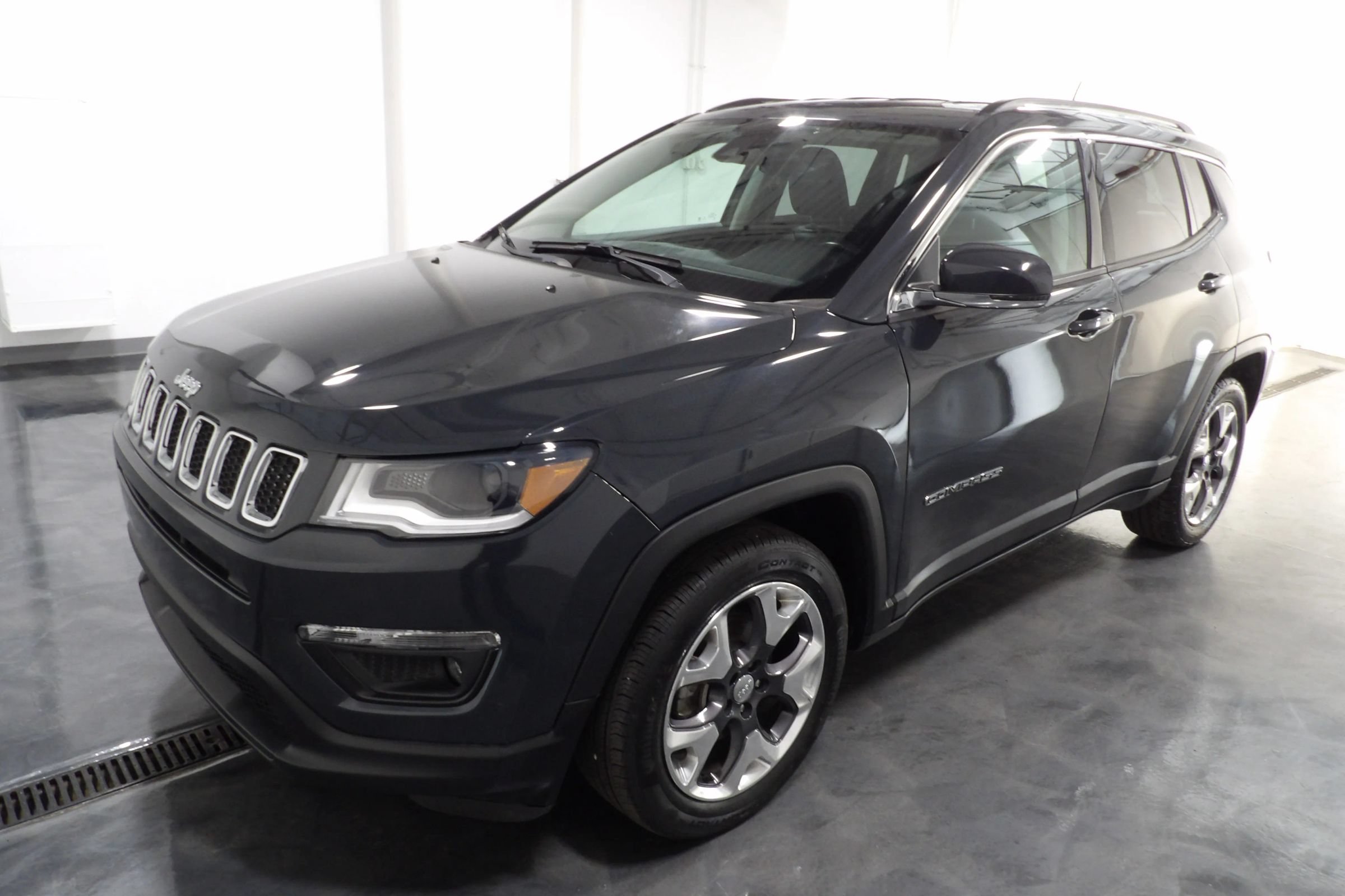 Used 2018 Jeep Compass Limited w/ Navigation Group FWD image 3