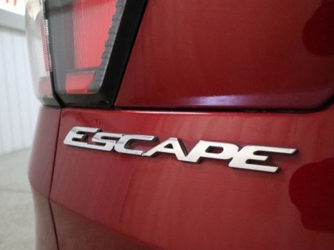 Used 2017 Ford Escape SE w/ Equipment Group 201A FWD image 21