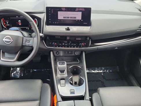 Used 2025 Nissan Rogue SL w/ Tech Package FWD image 16