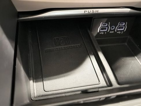 Used 2023 Chrysler Pacifica Limited FWD image 37