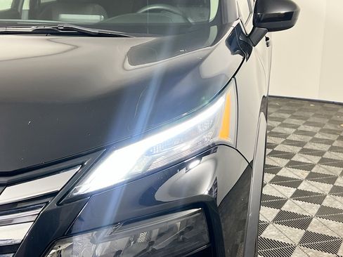 Used 2024 Nissan Rogue SV FWD image 11