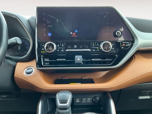 Used 2023 Toyota Highlander Platinum image 17