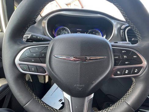 Used 2025 Chrysler Pacifica Select FWD image 13